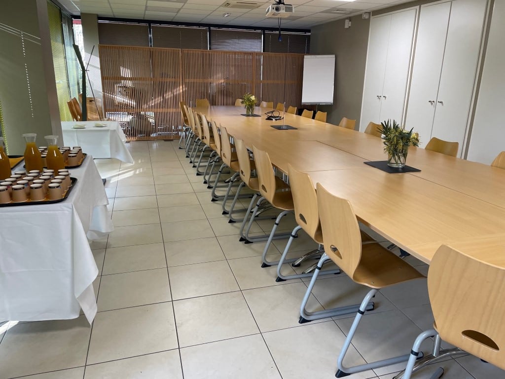 la salle de la réunion bien rangée, avant l'arrivée des personnes 