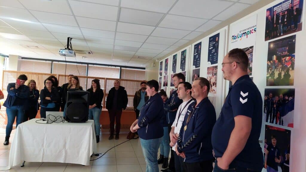 la salle comble qui félicite les champions